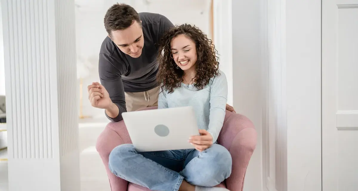 Para przygotowuje się do ślubu, korzystając z nauk przedmałżeńskich online.