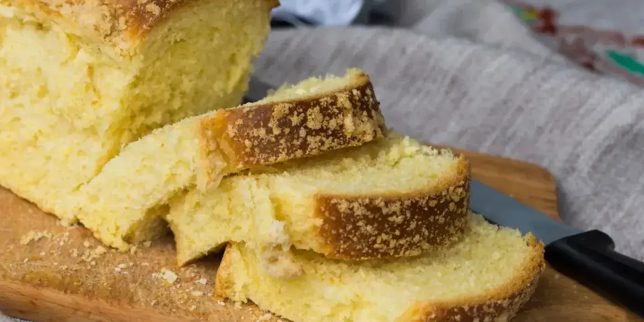 Puszyste ciasto drożdżowe babci, pokrojone w kromki, z chrupiącą kruszonką. Idealne na śniadanie.