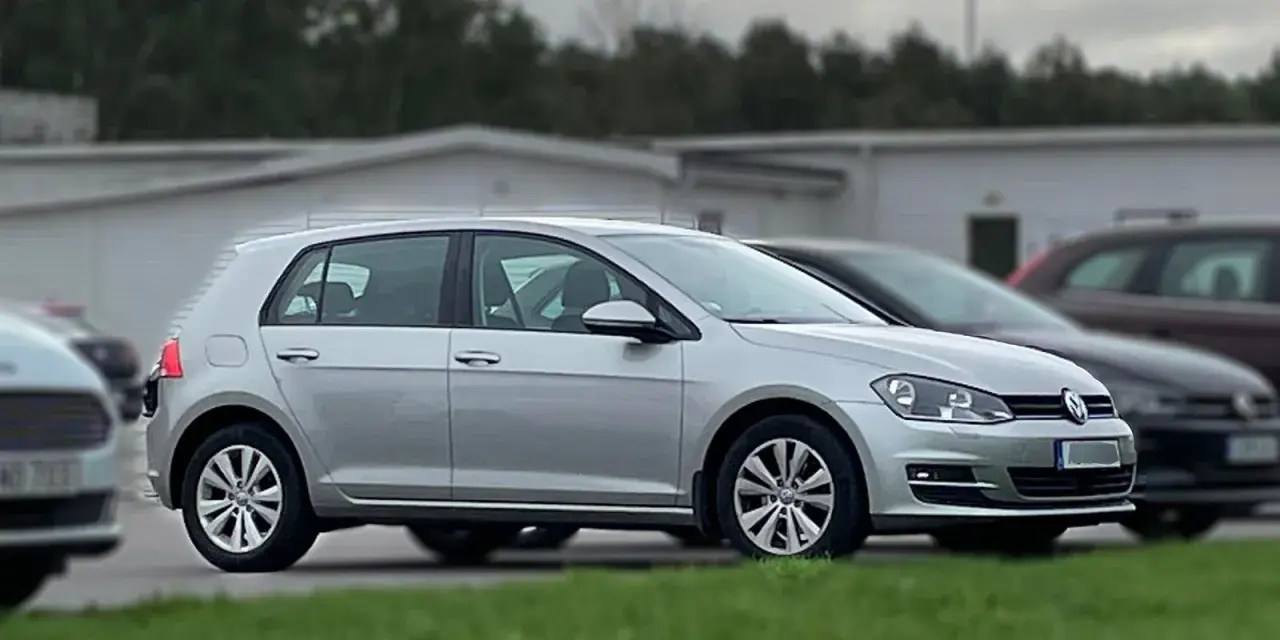 Silver Volkswagen Golf, redo kamremsbyte för att säkerställa optimal prestanda. Bilen står parkerad utomhus.