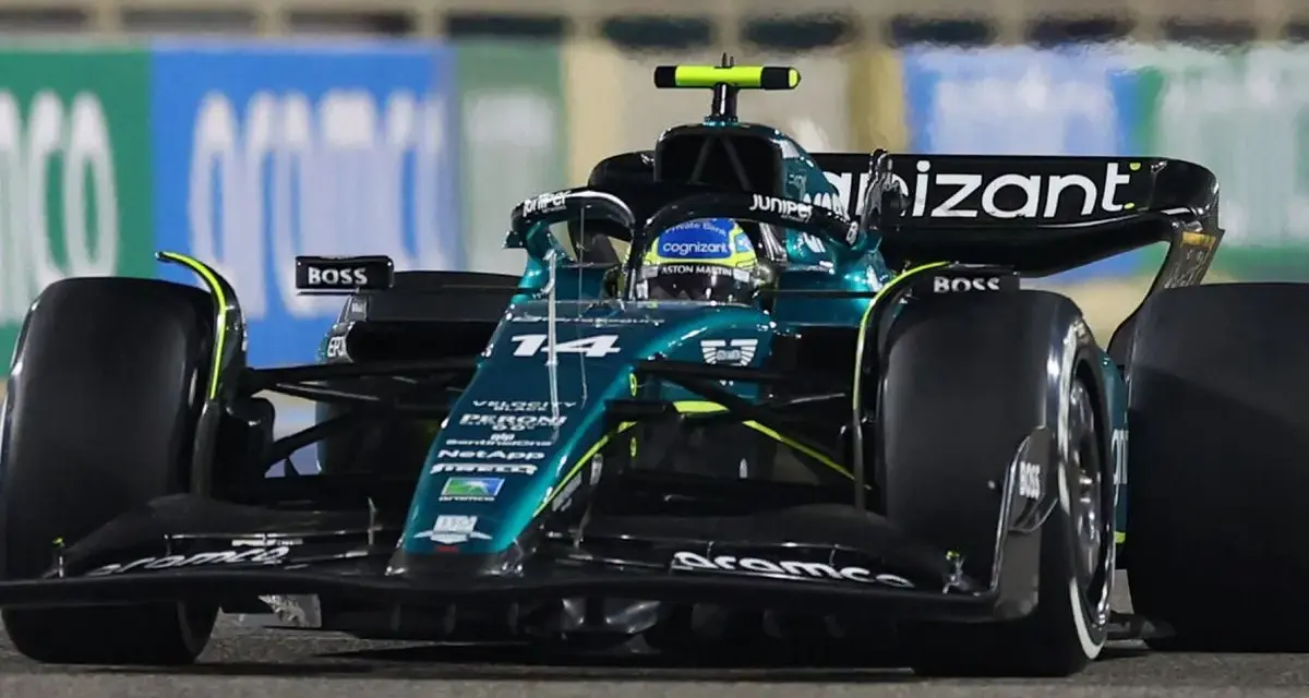 Fernando Alonso al volante de su Aston Martin, número 14, compitiendo en la pista.