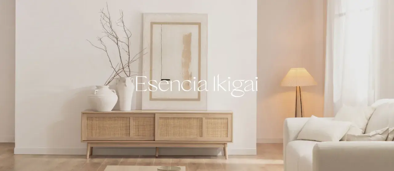 Un mobile in legno con ante in rattan, vasi in ceramica e un quadro astratto, in un ambiente che evoca il wabi sabi design.