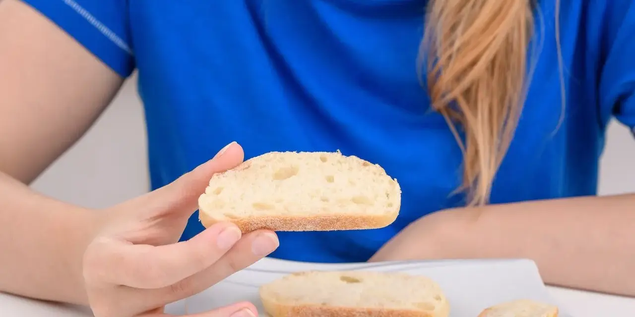 Białe pieczywo na talerzu, jako jeden z domowych sposobów na biegunke.