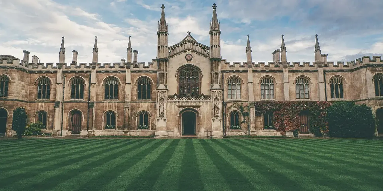 Magnifique bâtiment historique avec pelouse parfaitement entretenue. On imagine facilement y trouver la meilleur école d'art au monde.