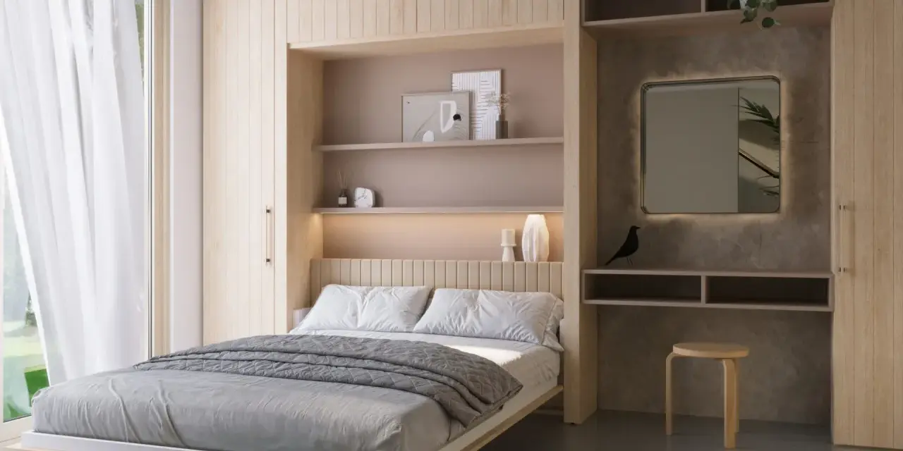 Habitaciones muy pequeñas, pero acogedoras. Cama doble con ropa de cama gris, estantes empotrados con decoración y un espejo iluminado.