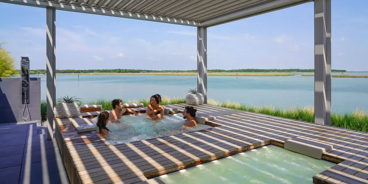 Relaks w jacuzzi z widokiem na wodę. Idealne miejsce na wakacje w Capalonga.