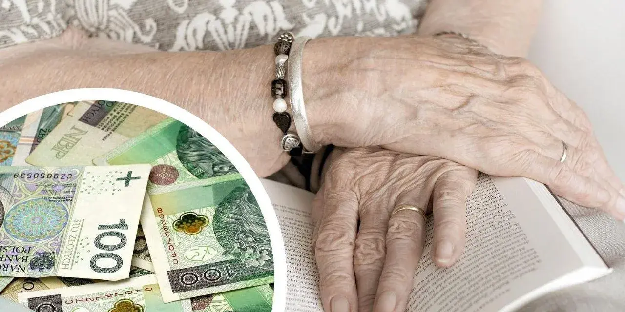 Dłonie starszej osoby na książce, obok stos banknotów. Symbolizują zasłużone emerytury dla nauczycieli i spokojny czas po latach pracy.