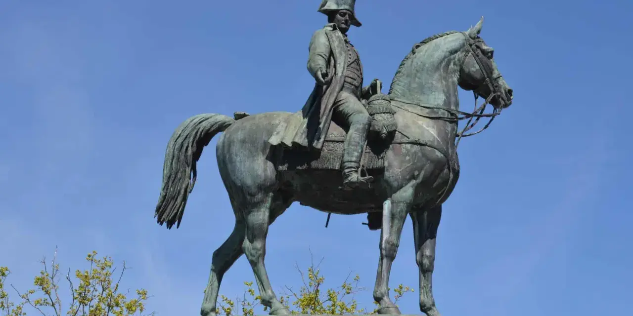 Statue équestre en bronze d'un homme en uniforme militaire, rappelant le célèbre Marengo, cheval de Napoléon.