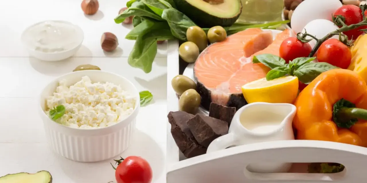Składniki na dietę low carb: łosoś, awokado, jajka, ser, warzywa, orzechy, czekolada. Efekty diety mogą być widoczne szybko!
