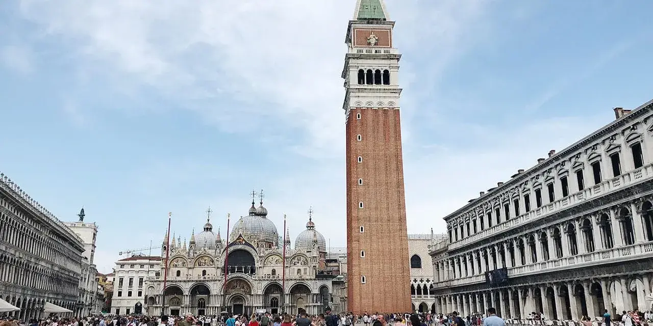 Piazza San Marco, Venezia: la Basilica, il Campanile e la folla. Un'ottima idea per cosa vedere a Venezia in un giorno.