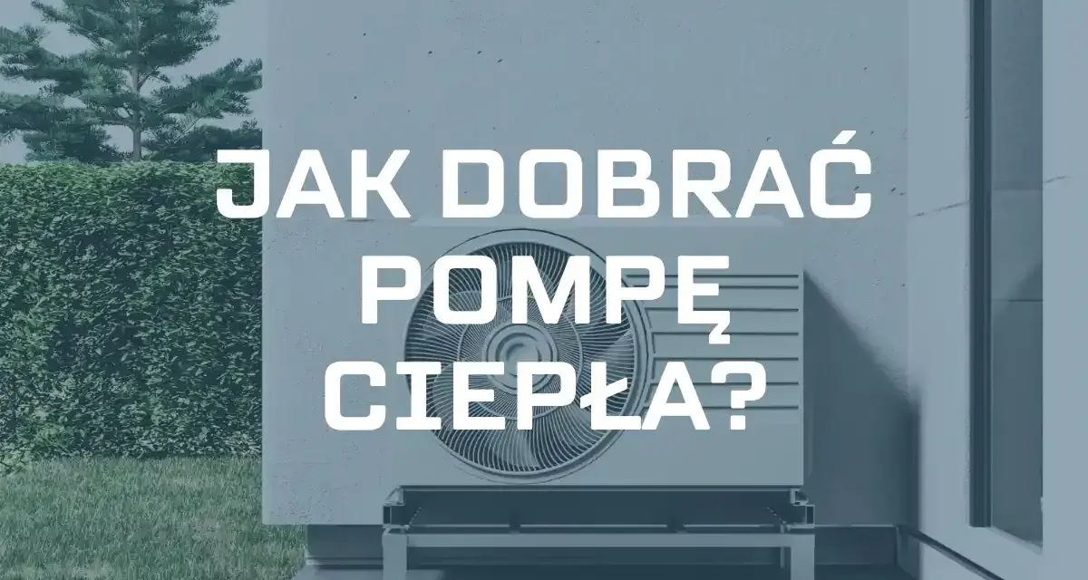 Jak obliczyć moc pompy ciepła? Na zdjęciu jednostka zewnętrzna pompy ciepła przy ścianie domu, otoczona zielenią.