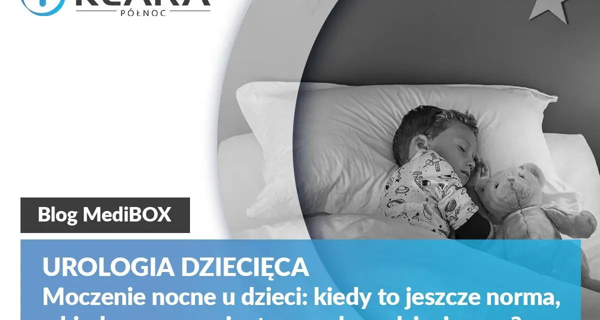 Chłopiec śpi z misiem. Czy chrapanie u dziecka to powód do niepokoju? Artykuł o moczeniu nocnym i wizytach u urologa dziecięcego.