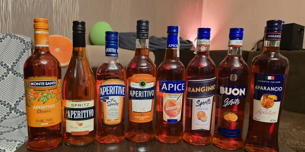 Rząd butelek aperitifów: Monte Santi, Aperitivo, Apice, Ranginio, Buon, Aparancio. Idealne na letnie wieczory, jak Martini Fiero a Aperol.