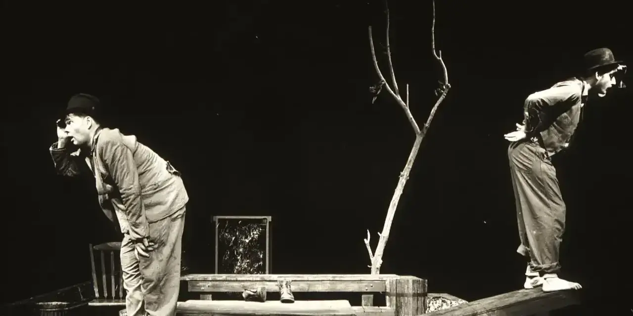 Dwóch mężczyzn w kapeluszach na scenie, w surrealistycznej scenografii. Scena z eugène ionesco sztuki, pełna absurdu i niepokoju.