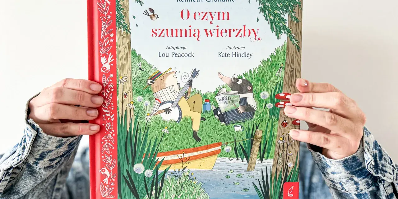 Okładka książki "O czym szumią wierzby" przedstawia zwierzątka nad rzeką. Kret czyta gazetę, a szczur gra na banjo.