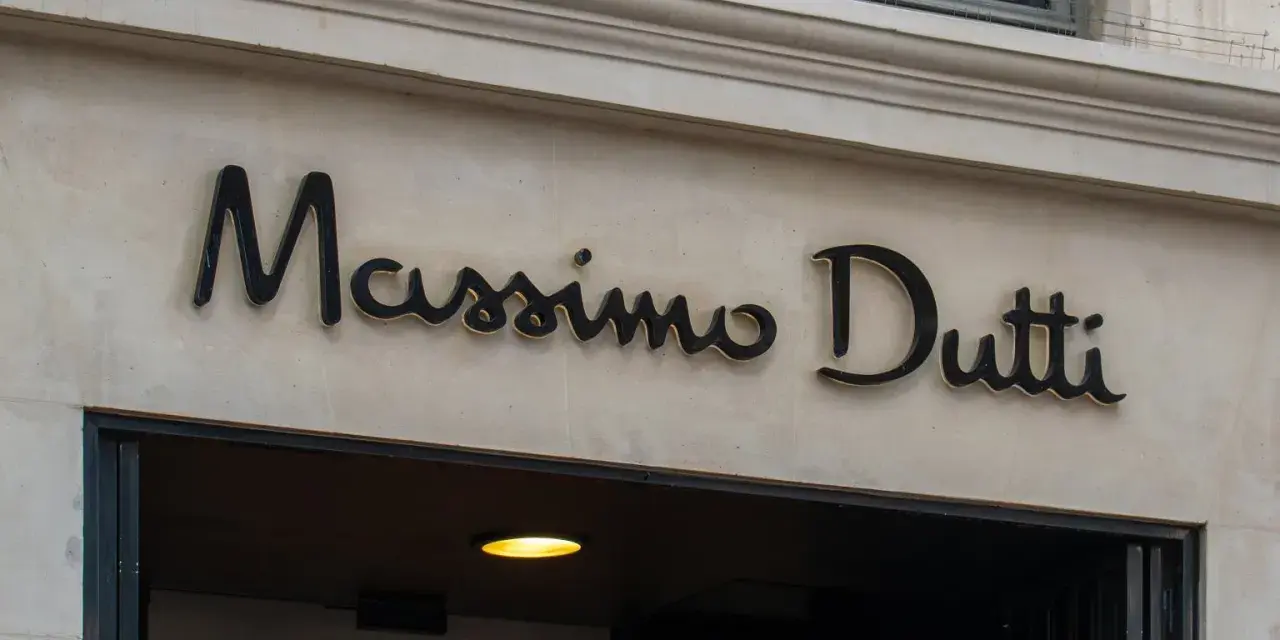 Elegancki szyld Massimo Dutti nad wejściem do sklepu. Planujesz Massimo Dutti zwroty? Sprawdź ofertę!