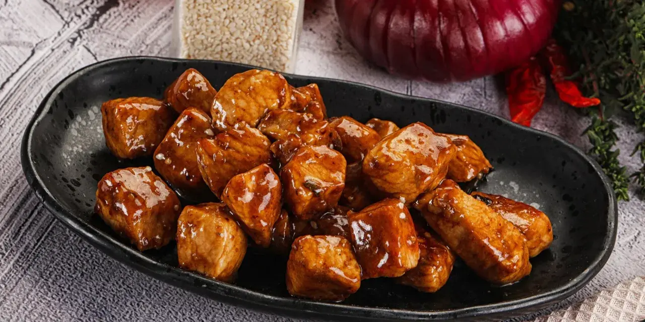 Kawałki indyka w sosie teriyaki, błyszczące i apetyczne, gotowe do podania.
