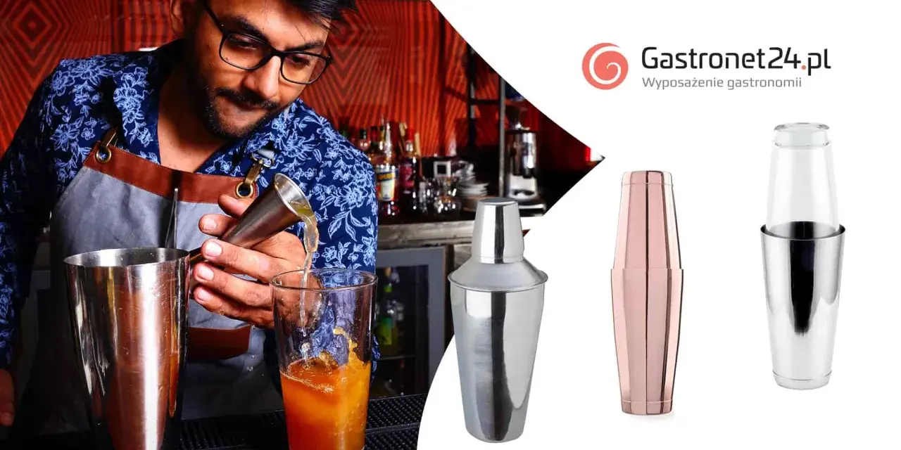 Barman przygotowuje drink w shakerze. Obok widoczne różne modele shakerów.