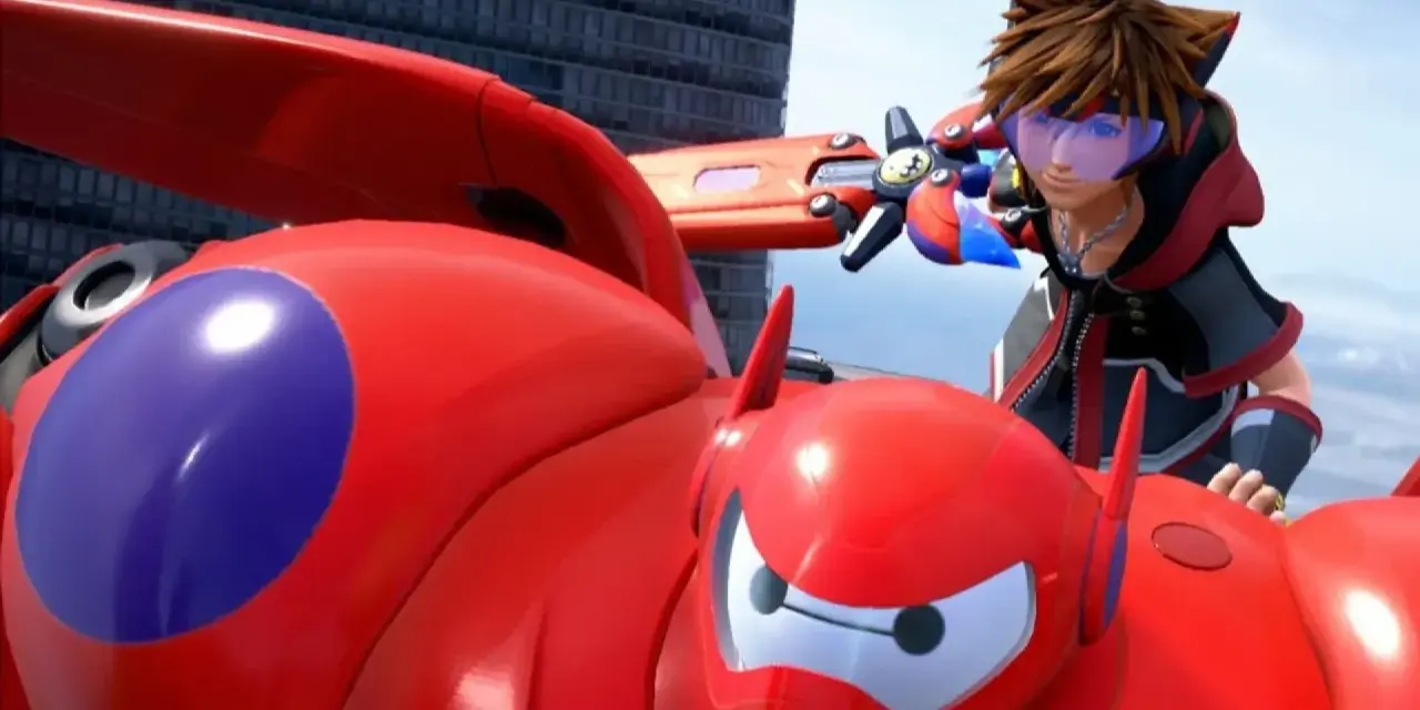 Sora, con su Keyblade, se prepara para la acción junto a Baymax en una escena que anticipa Kingdom Hearts 4.
