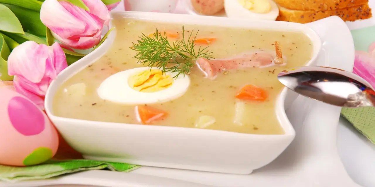 Tradycyjny żurek na zakwasie czy barszcz biały? Z jajkiem, kiełbasą i chrzanem, ozdobiony tulipanami i pisankami.