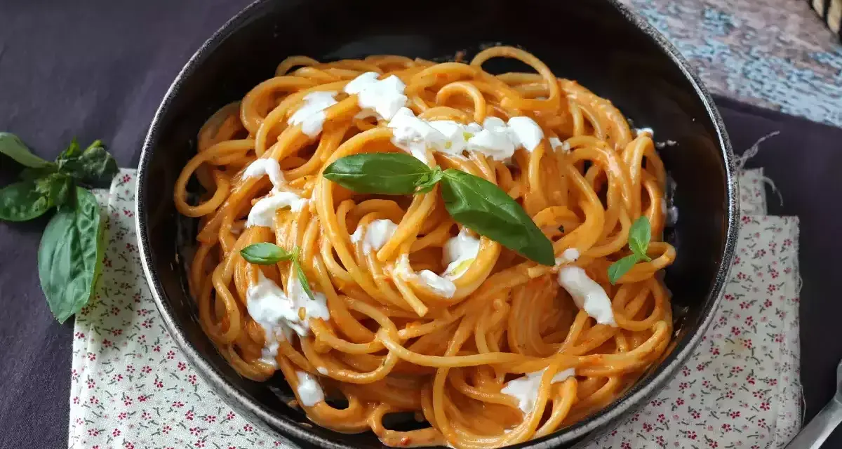 Spaghetti mit cremiger Tomatensoße und Burrata-Klecks. Ein einfaches Gericht, das Lust auf mehr Burrata Rezepte macht.