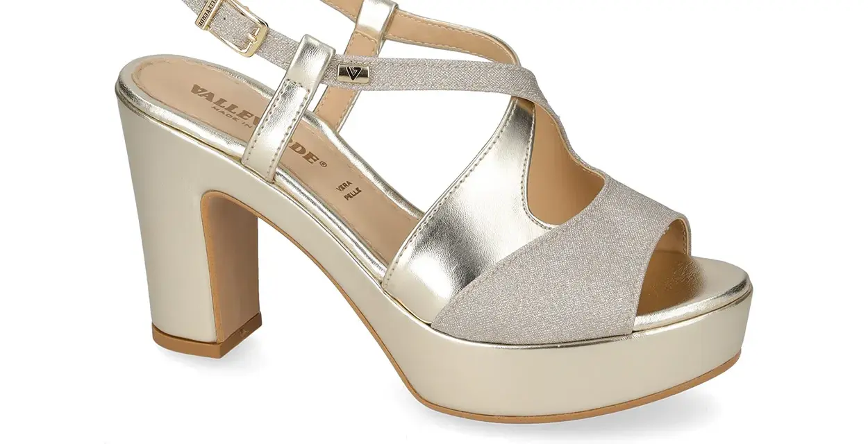 Eleganti scarpe sposa Valleverde color oro, con plateau e tacco alto, perfette per un matrimonio da favola.