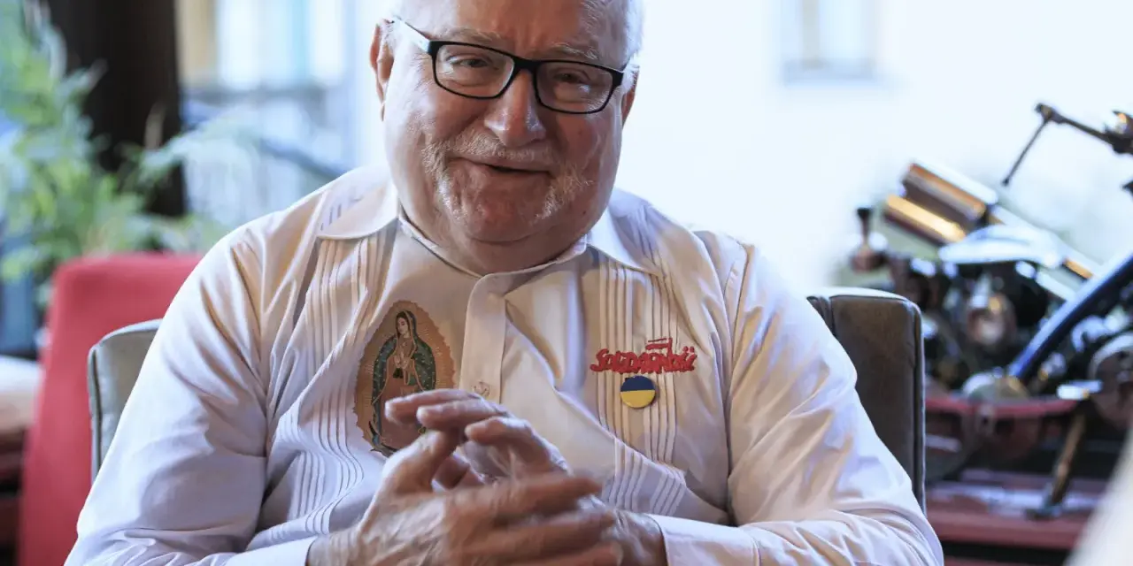 Lech Walesa, icône de Solidarność, porte une chemise ornée de la Vierge de Guadalupe et d'un badge ukrainien. Il réfléchit à son héritage.