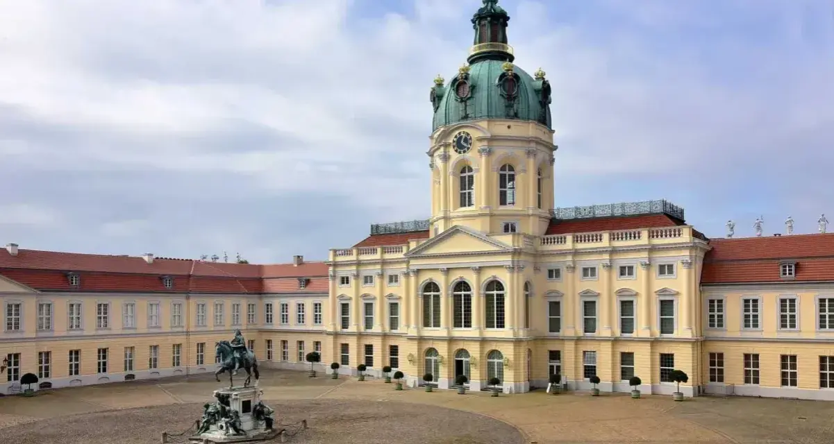 Das Schloss Charlottenburg, eines der schönsten Paläste in Berlin, mit seinem Reiterstandbild im Innenhof.