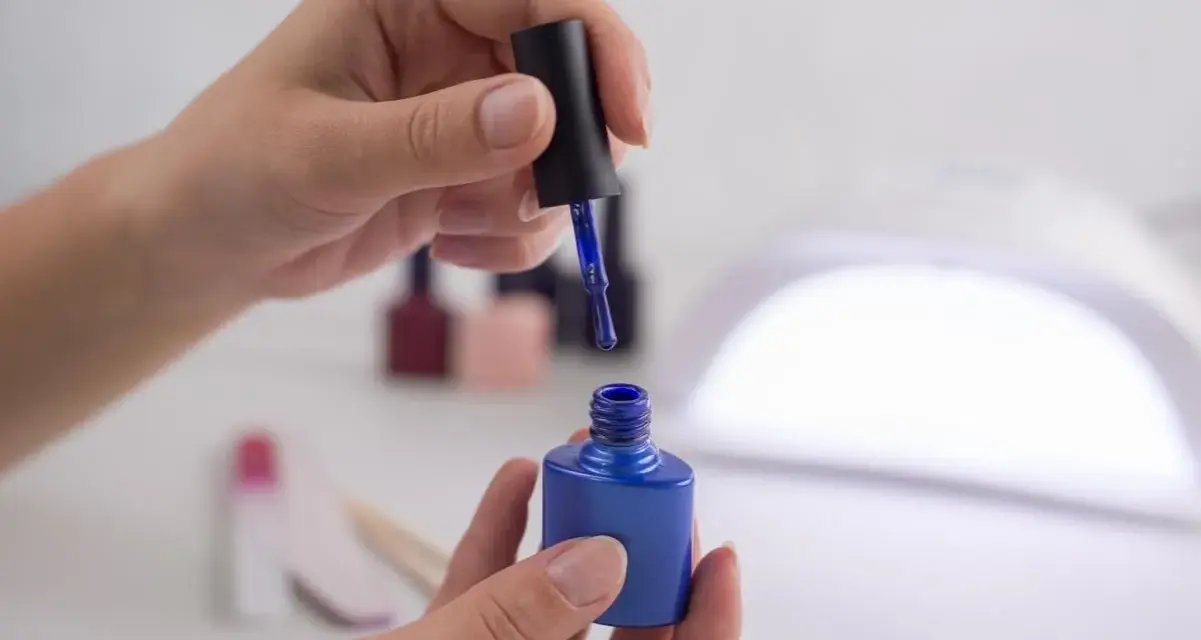 Manicure hybrydowy w domu: Krok po kroku do trwałych paznokci!