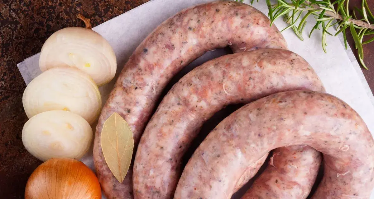 Ile gotuje się białą kiełbasę, aby uniknąć pęknięcia i zachować smak