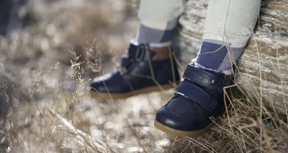 Granatowe, zimowe buty dziecięce na rzepy i sznurowadła, z futerkiem w środku. Wygodne i stylowe, idealne na jesienne i zimowe przygody. Różne marki butów oferują podobne modele.