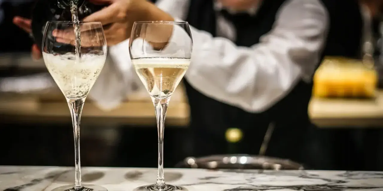 Kelner nalewa musujący prosecco drink do kieliszków. Idealny na toast zamiast proseco.
