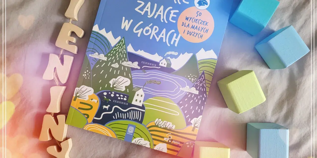 Książka "Hasające zające w górach" z drewnianymi literkami i kolorowymi klockami.