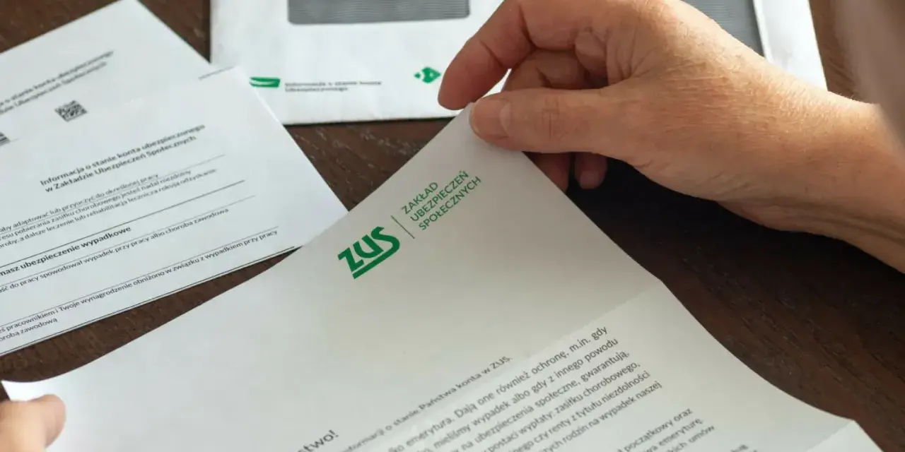 Dłoń trzyma dokument ZUS. Temat: koniec umowy a L4.