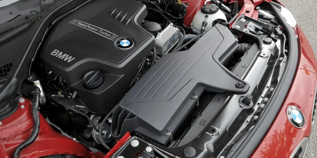 Silnik BMW TwinPower Turbo, model N20, w czerwonym aucie.