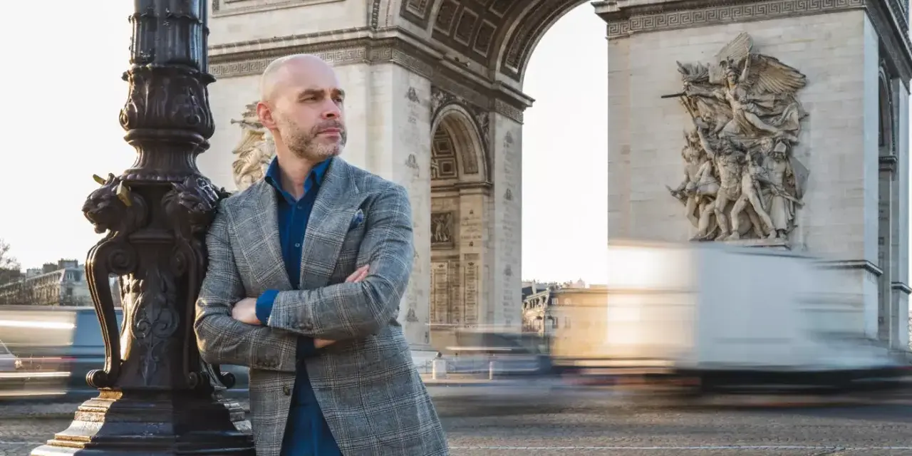 Jaką koszulę do brązowej marynarki wybrać, aby wyglądać stylowo?
