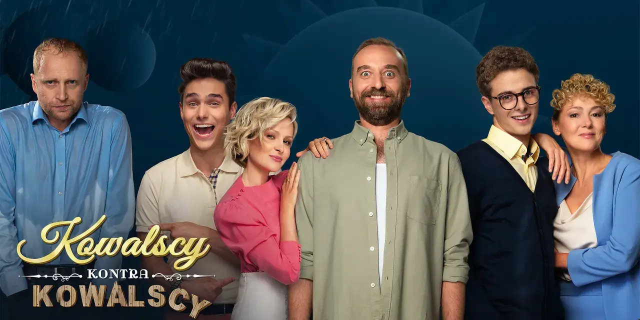 Kowalscy kontra Kowalscy obsada: sześcioro aktorów w różnym wieku, od młodzieży po starszych, z zabawnymi minami, na tle deszczu i kół.