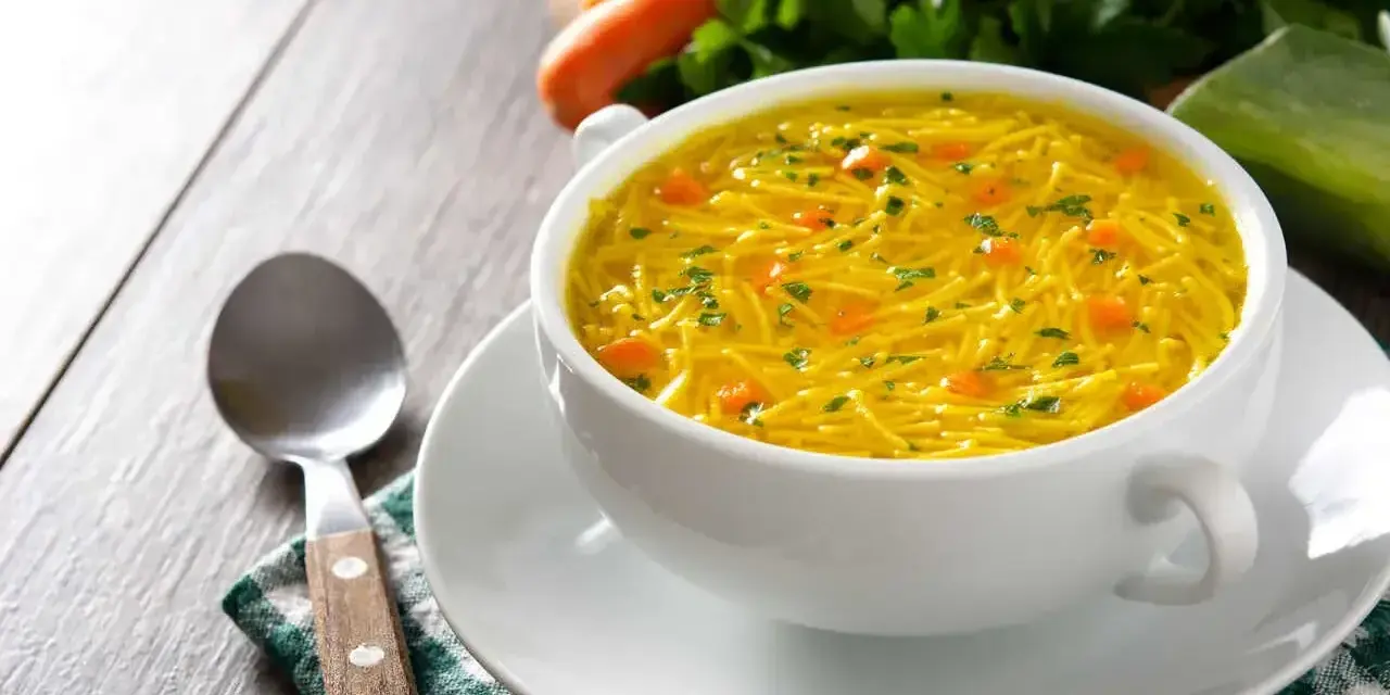 Aromaticzny rosół z makaronem i marchewką, idealny na lekki posiłek. Niska zawartość kcal.