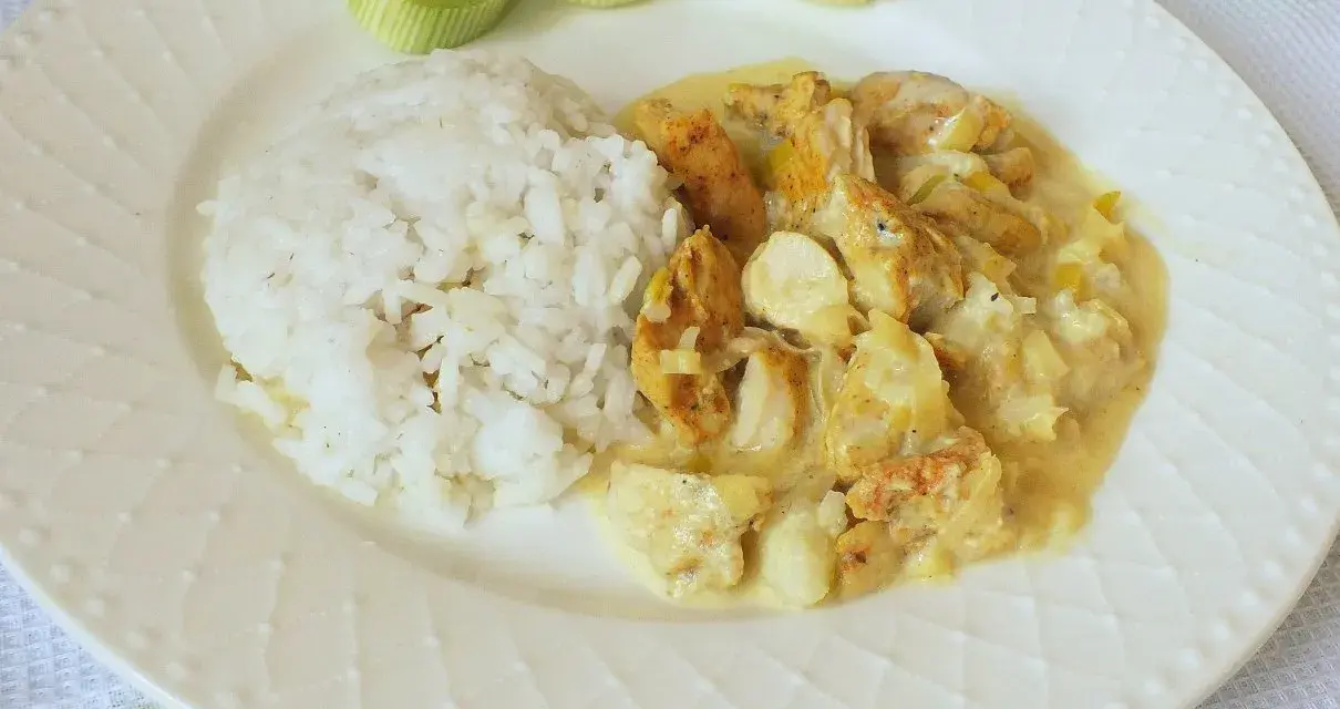 Pyszny kurczak w mleku kokosowym z ryżem i porem. Aromatyczne danie, które zachwyci każdego.