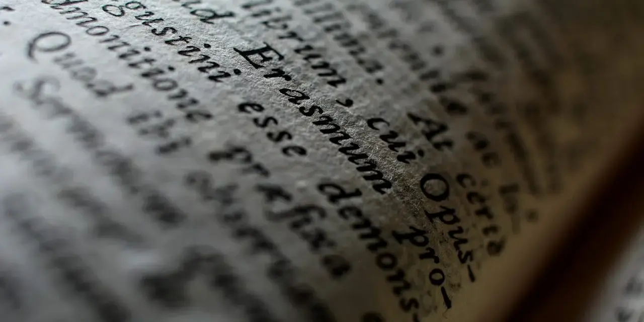 Zbliżenie na tekst księgi, widoczny fragment "Augustini esse", "Admonitione prefixa" - być może psalm 25 tekst.