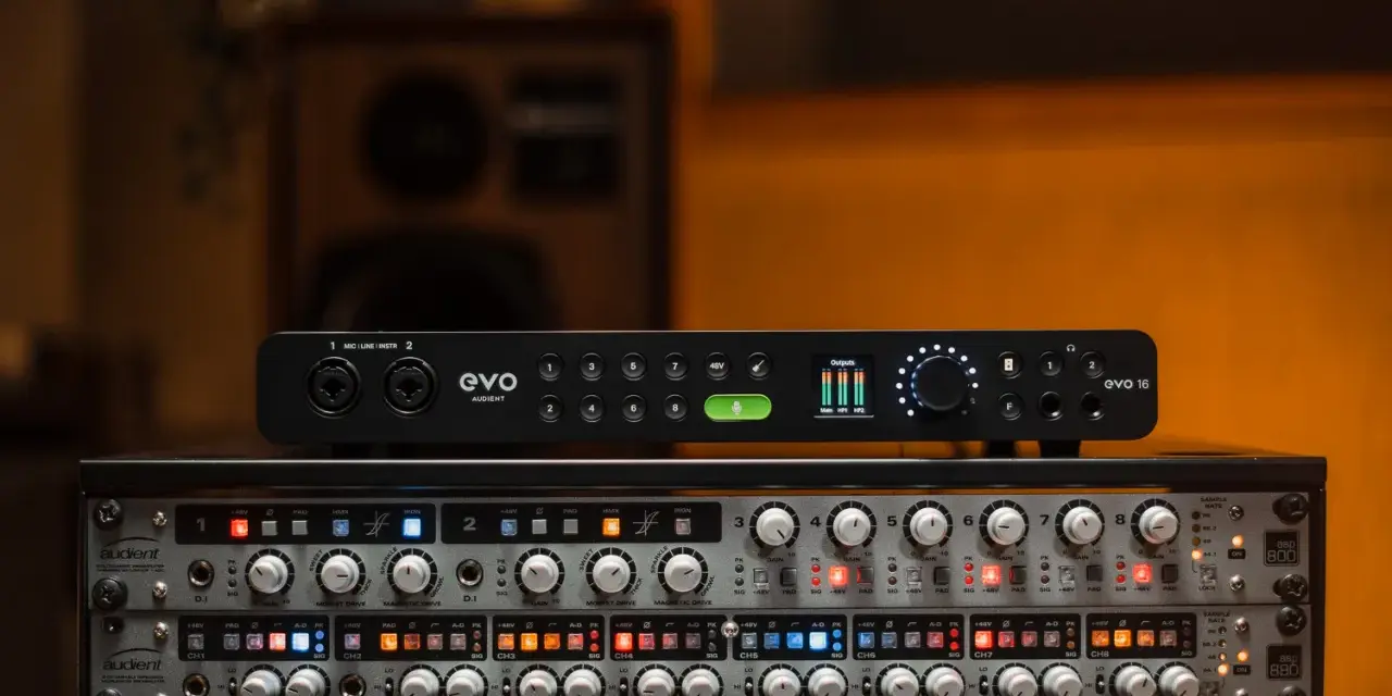 Profesjonalne studio nagraniowe z urządzeniem Audient evo 16 na górze, pod nim rack z przedwzmacniaczami.