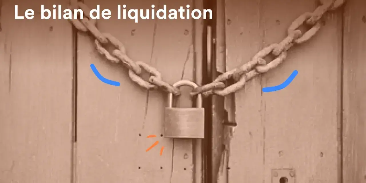 Une porte en bois fermée par une chaîne et un cadenas. Le texte "Le bilan de liquidation" suggère la fin d'une entreprise.