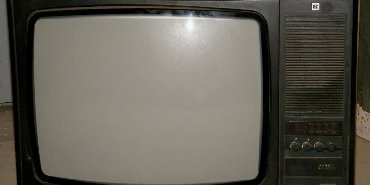 Stary polski telewizor z lat 60. z charakterystycznym logo R. Pamiętasz te polskie telewizory z lat 60.?