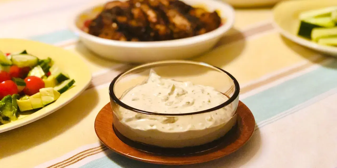 Krämig blue cheese dressing recept i en skål, serverad med sallad och grillat kött. Perfekt tillbehör!