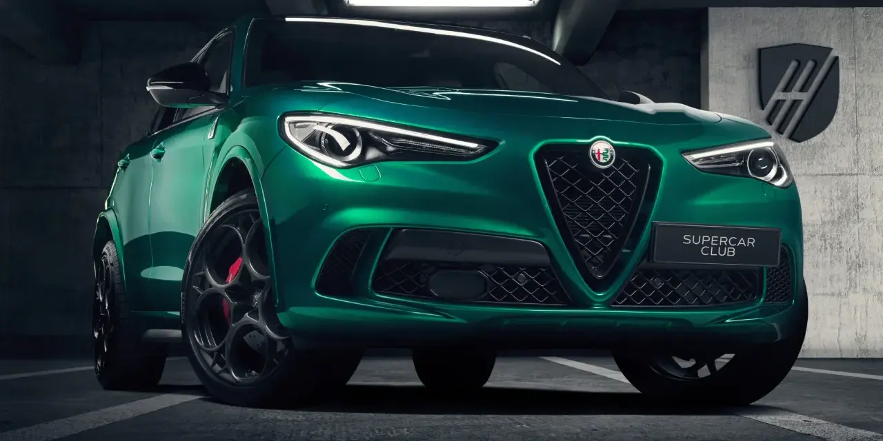 Zielony Alfa Romeo Stelvio Quadrifoglio z czarnymi felgami i czerwonymi zaciskami hamulcowymi, zaparkowany w garażu.