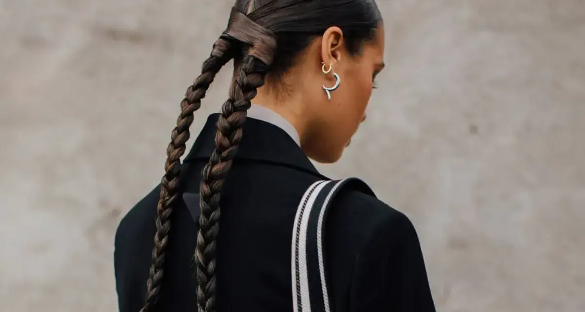 Peinados con coleta alta y trenza, un estilo moderno y elegante.