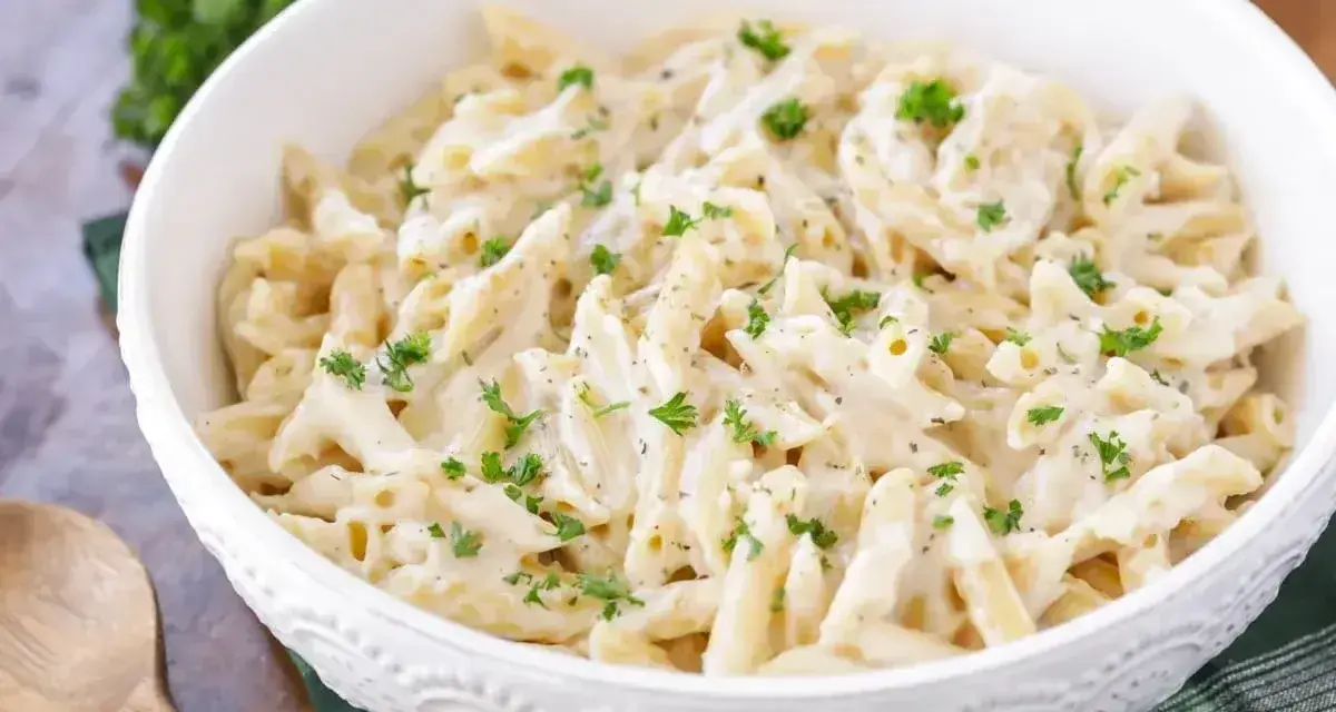 Penne w kremowym sosie śmietanowym, posypane świeżą natką pietruszki. Idealne na szybki obiad.