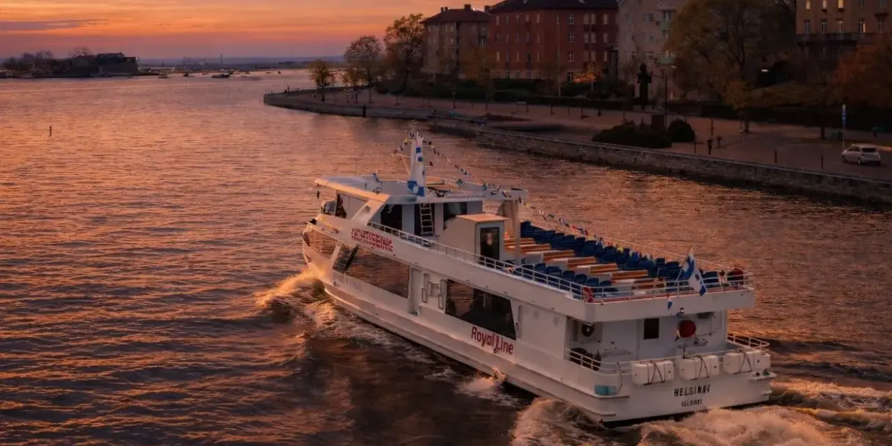 Prom Royal Line "Helsinki" płynie po wodzie podczas zachodu słońca, tworząc fale.