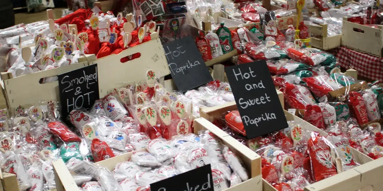 Co warto przywieźć z Budapesztu? Mnóstwo papryki w proszku: ostrej, słodkiej i wędzonej. Idealne pamiątki!