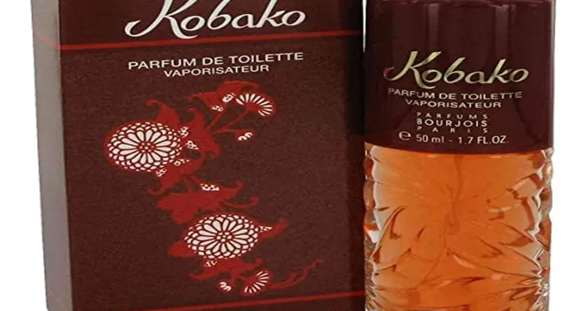 Elegancki flakon i pudełko perfum Bourjois Kobako, z motywem kwiatowym. Klasyka zapachu.