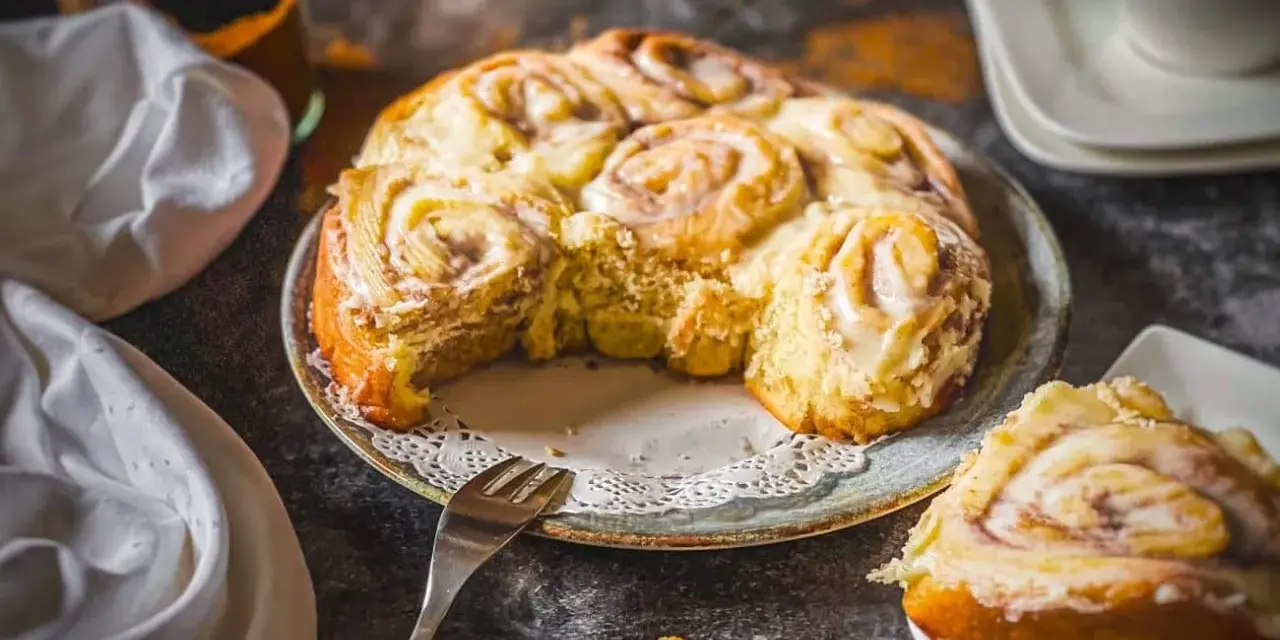 Frisch gebackene Zimtschnecken mit Zuckerguss, ein köstliches Zimtschnecken Rezept, das zum Genießen einlädt.